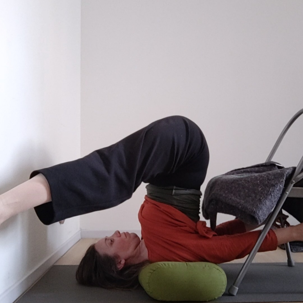 3-3-1024x1024 Postures d’inversion en yoga : bienfaits, risques et conseils pour une pratique sécurisée