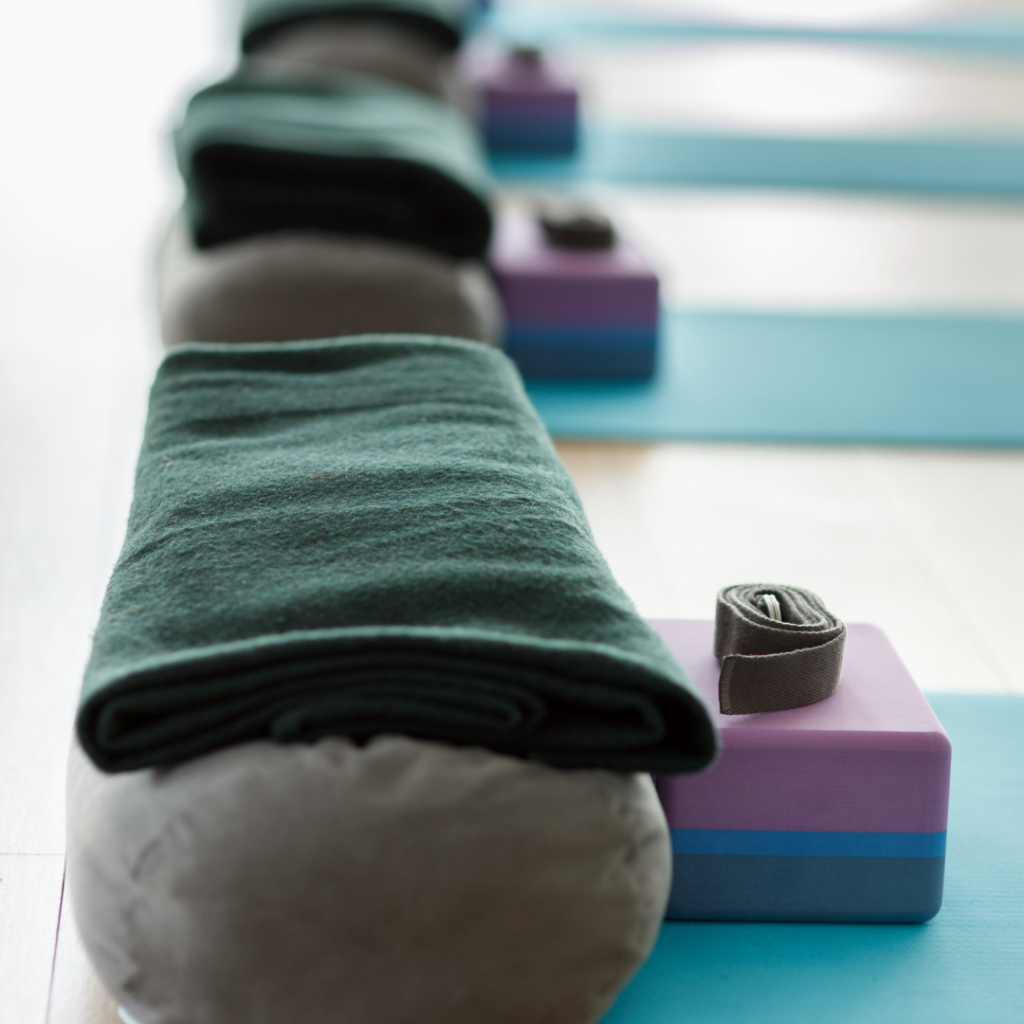 Design-sans-titre2-1024x1024 Postures d’inversion en yoga : bienfaits, risques et conseils pour une pratique sécurisée